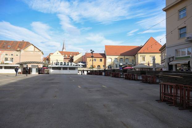 Zagreb: Zboj najavljene renovacije uklonjeni su štandovi s platoa tržnice Dolac
