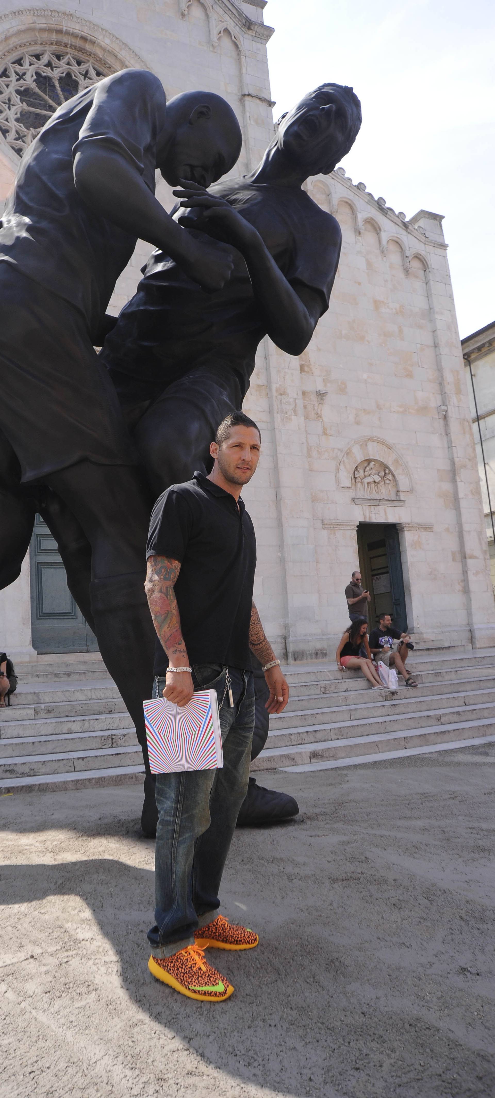 Pietrasanta, la statua della tes