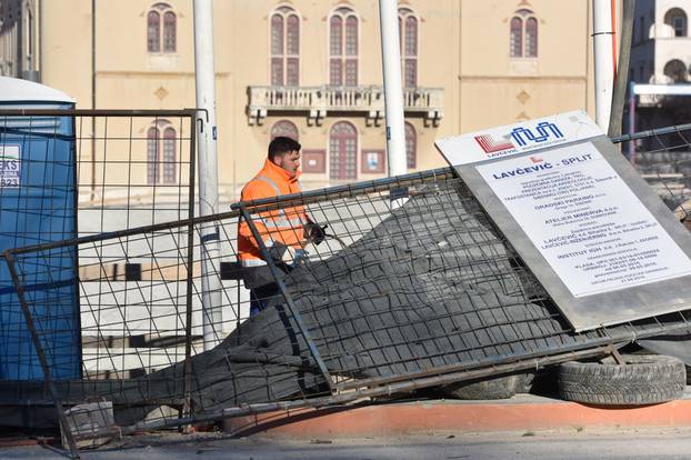 Å ibenik: Bura bacale ograde na gradiliÅ¡tu podzemne garaÅ¾e na Poljani