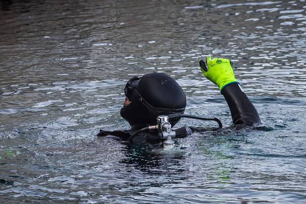 Split: Izvučen automobil koji je sinoć sletio u more kod gradske luke, vozač preminuo