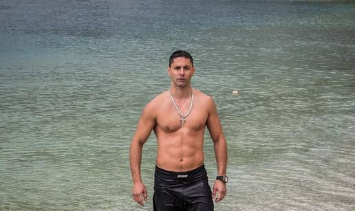 APOLON IZ MAKARSKE Baklje za kraj misije: 'Plivao sam u moru po buri i po ledu 365 dana'