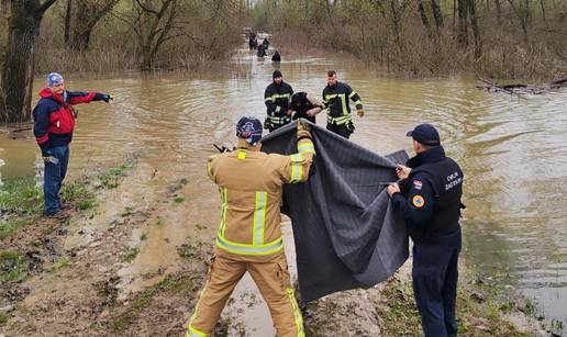 PRVE FOTKE S MJESTA U&Zcaron;ASA Spasili 30 migranata iz Save!