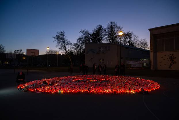 Zagreb: Građani i dalje obilaze osnovnu školu kako bi upalili svijeće na školskom igralištu