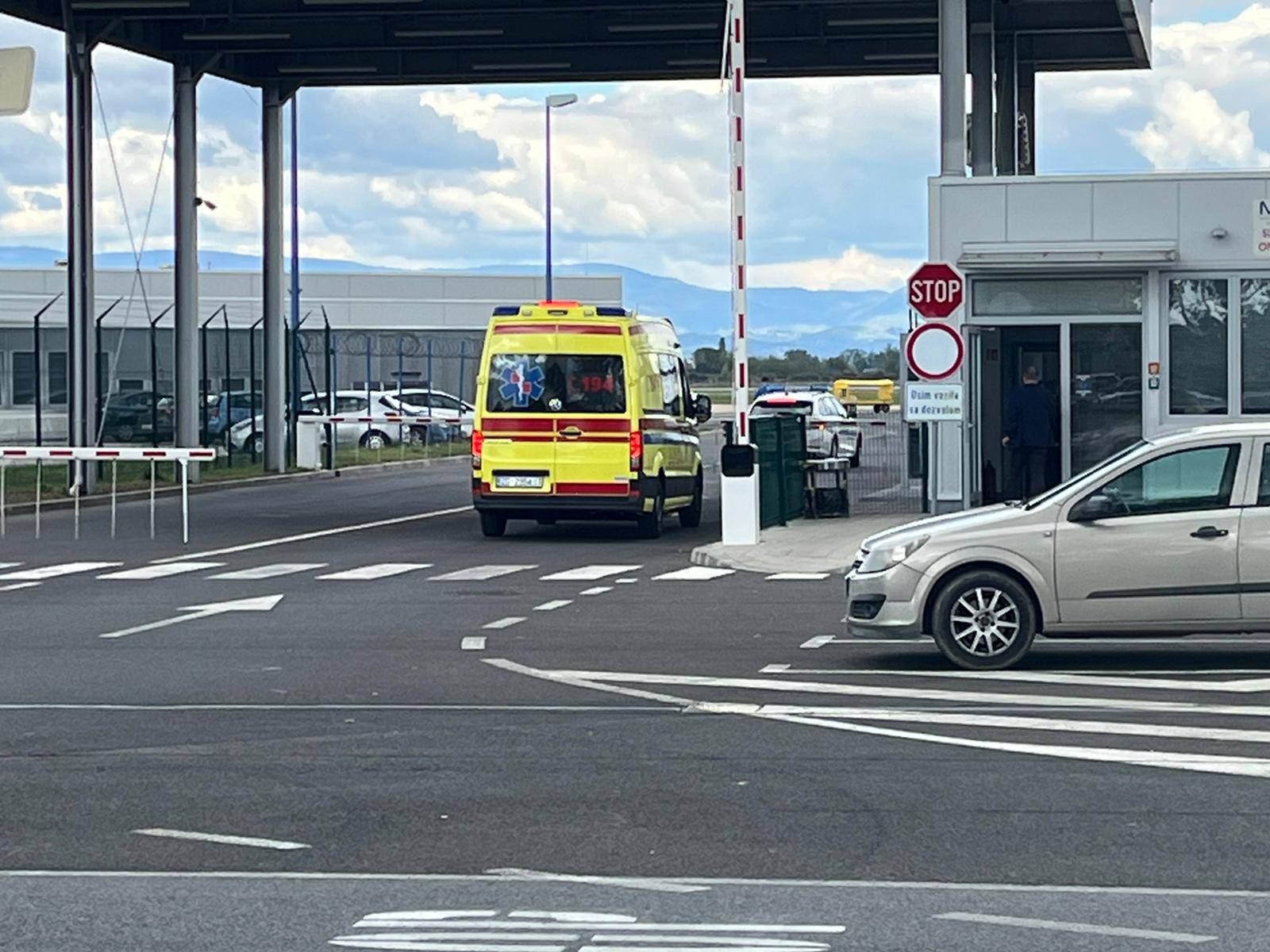 Prebeg stigao u Hrvatsku. Dočekala ga hitna pomoć na aerodromu, voze ga u bolnicu