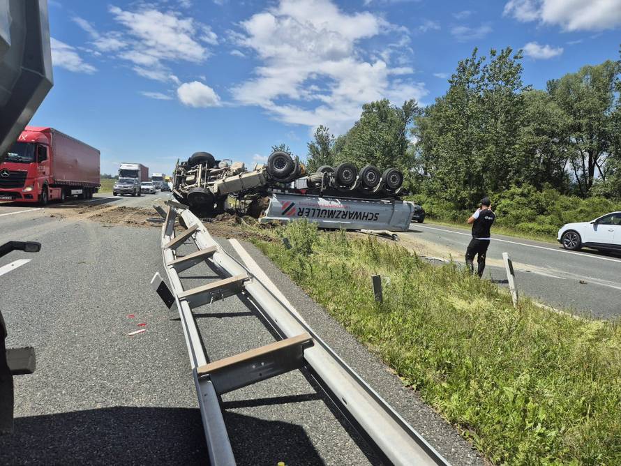 VIDEO Drama na A3! Kamionom probio ogradu: 'Vidio sam kako mu puca guma. Bilo je strašno!'