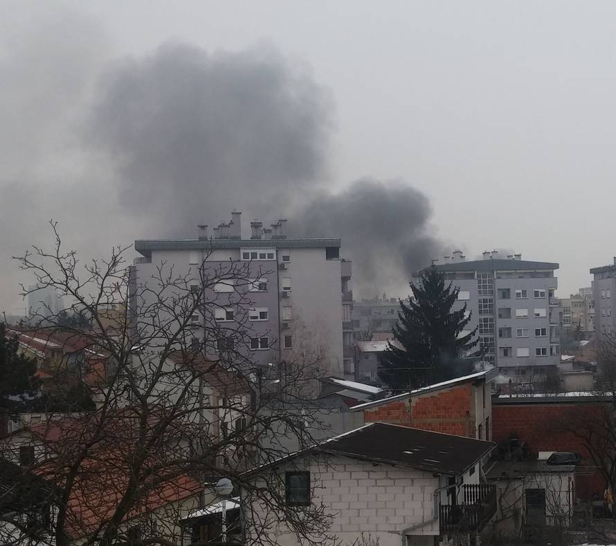 Drama: Ugašen požar na kući, vlasnika su prevezli u bolnicu