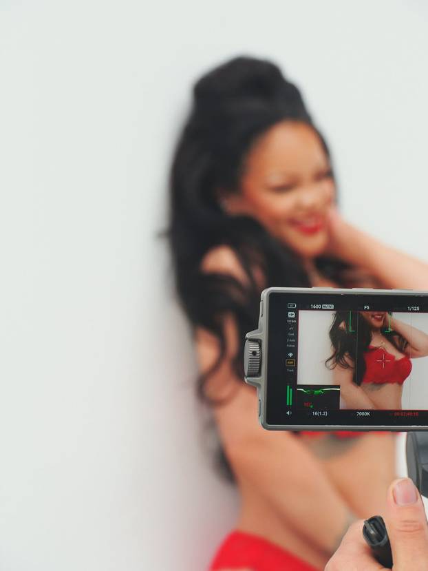 FOTO Vruća Rihanna se skinula i pokazala čipkasto donje rublje