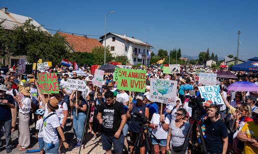 FOTO Gra&dstrok;ani iza&scaron;li na ulice zbog opasnog otpada i tvornice litija: 'Gospi&cacute; nije deponij!'