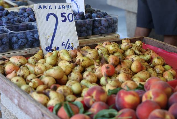 Šibenik: Bogata ponuda vo?a i povr?a na gradskoj tržnici