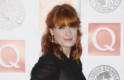 Florence, molim te, učini nešto, izgledaš kao 50-godišnjakinja