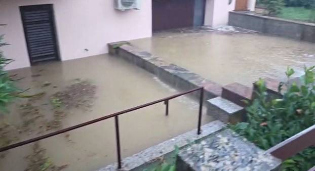 FOTO U dva sata 2000 udara munja! Palo 100 l kiše po m2! Pogledajte šokantne fotografije