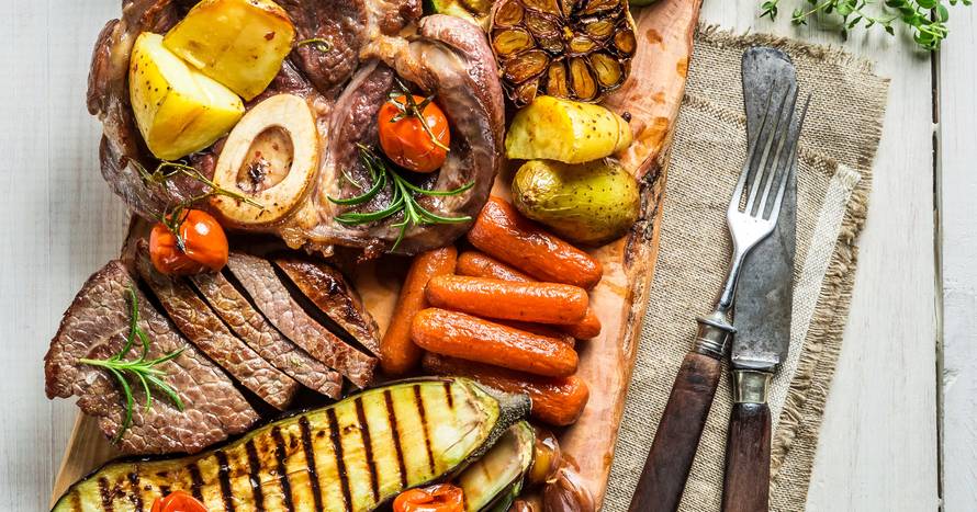 Na roštilju se rade i škampi na buzaru, gyrosi, tortilje pa i sir