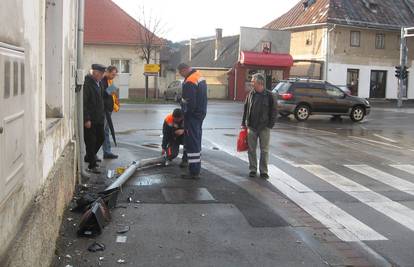 Nepoznati vozač izgubio je kontrolu te "pokosio"  semafor