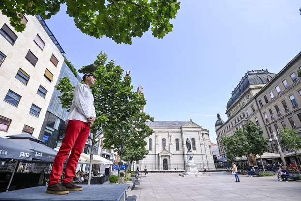 Zagreb: Noć Performansa - Siniša Labrović  - A monument to the pigeon na Cvjetnom trgu