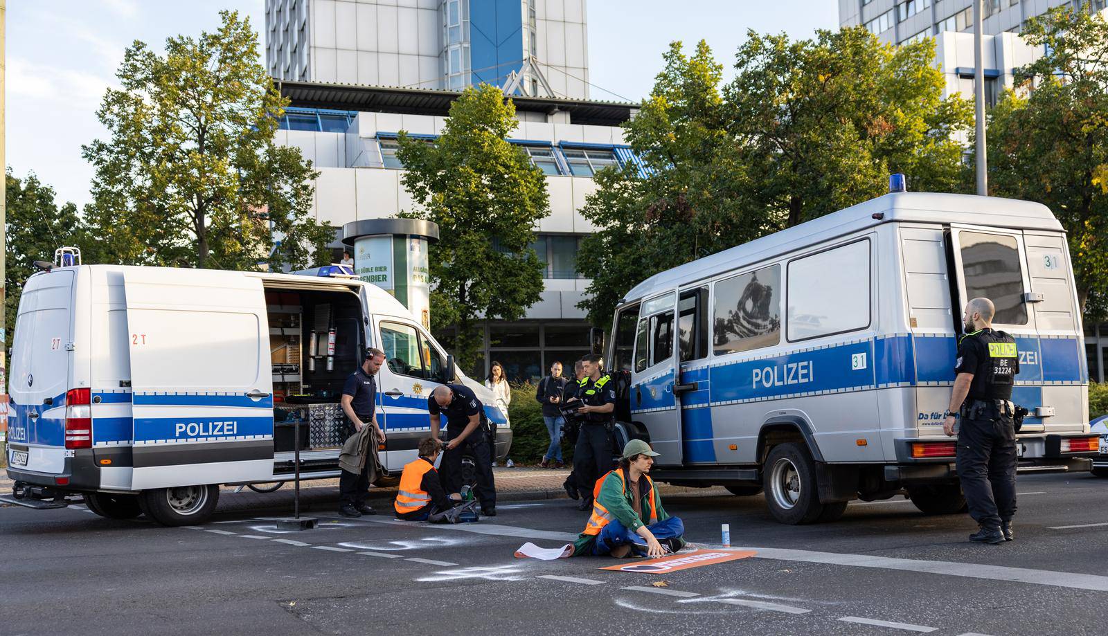 Berlin: Policija uklanjala asfalt kako bi otjerala aktiviste Posljednje generacije