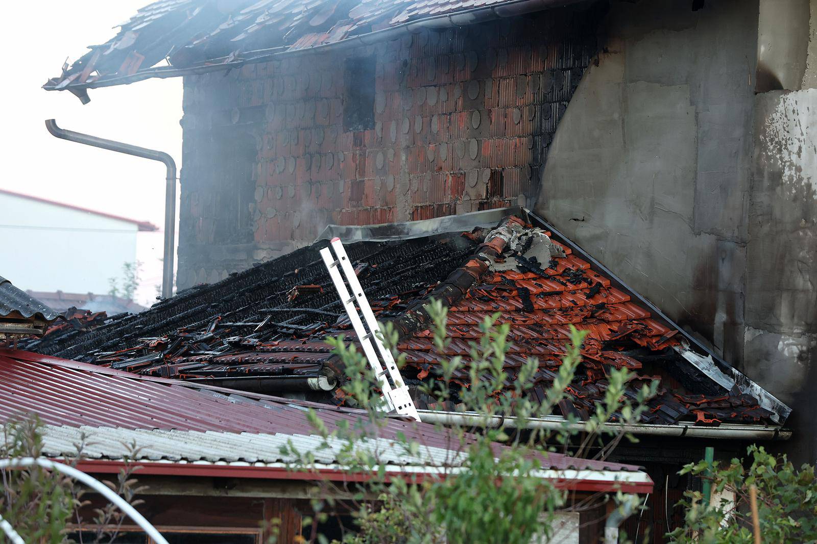 Zagreb: Vatrogasci gase požar na obiteljskoj kući u Blatu