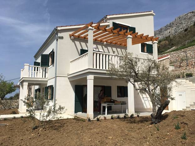 FOTO Ovo je Budimirova vila Pokora: Na ilegalnom katu su biljar i terasa, bazen će rušiti...