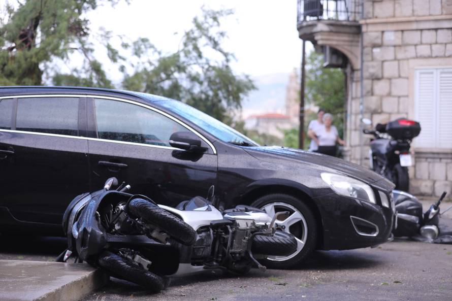 Nevrijeme poharalo Split, vatrogasci imaju pune ruke posla