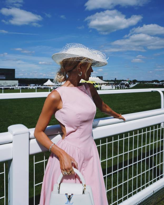 Zlatna teniska muza. Zarađuje više od dečka tenisača jer mu gleda mečeve? Evo i koliko...