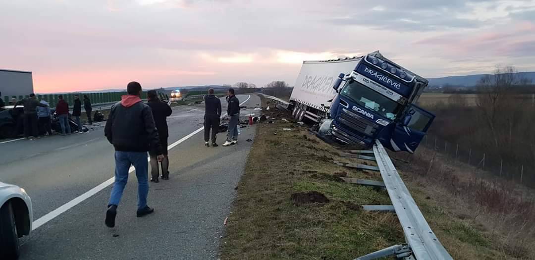 U njihov se auto zabio šleper iz suprotnog smjera - stabilno su