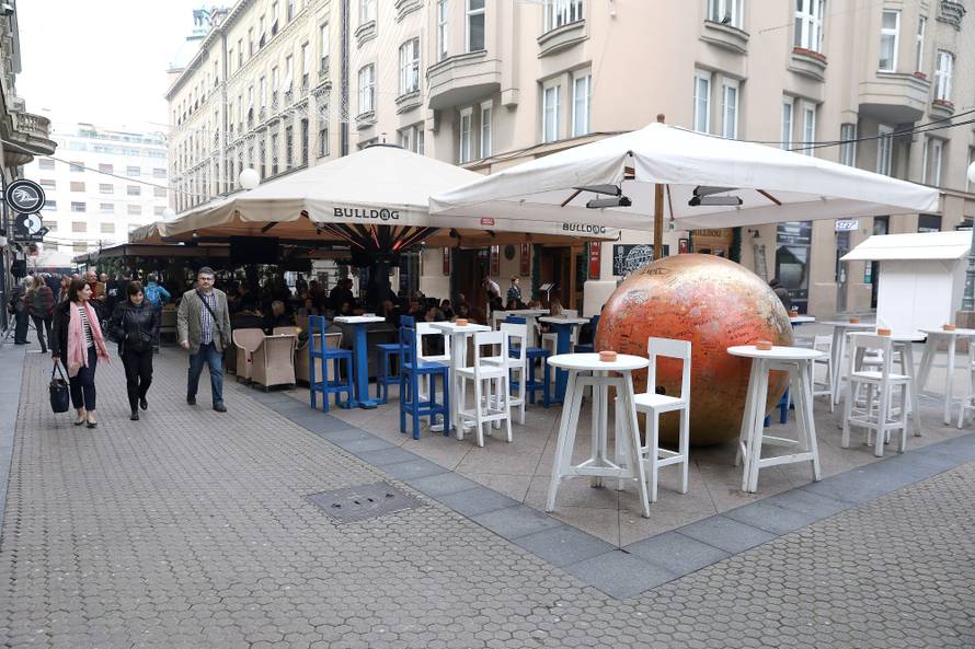 Kožarićevo Prizemljeno sunce se izgubilo u 'galaksiji' stolova