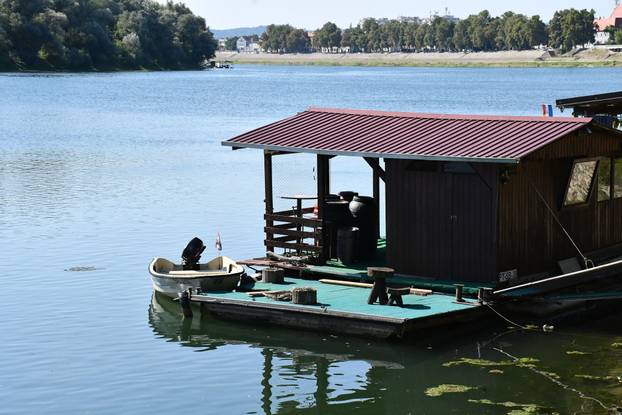 Slavonski Brod: Splavarska ulica jedinstvena je u Hrvatskoj, uz Savu se niže stotinjak splavova