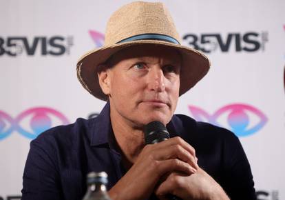 FOTO Holivudski glumac Woody Harrelson sa suprugom došao na Vis: Gledali su njegov film