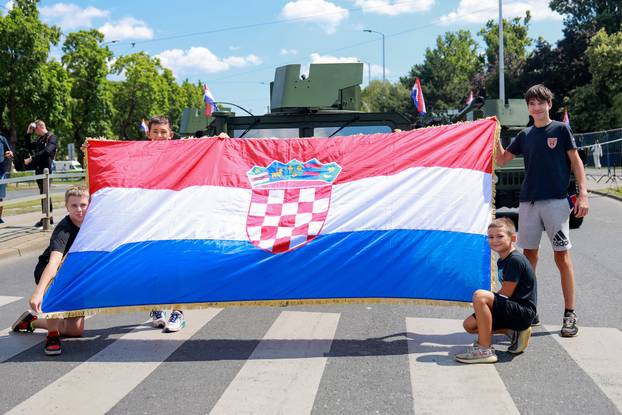 Zagreb: Građani se okupljaju duž trase vojnog mimohoda