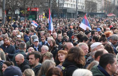 Tisuće ljudi u Beogradu  traži poništenje izbora. Okupljeni skandiraju: 'Vučiću, lopove'