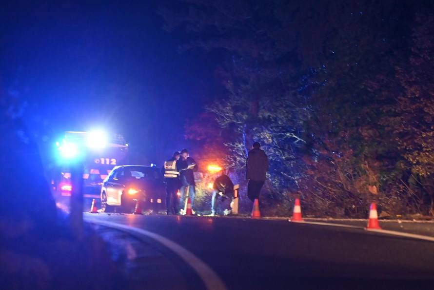 Zadvarje: Četriri osobe ozlijeđene pri sletanju automobila s ceste u provaliju