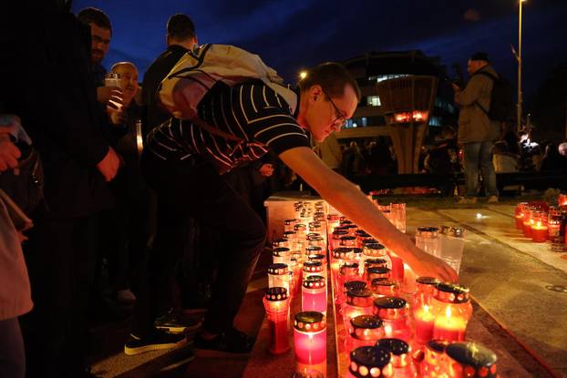 Split: Odana  počast svim žrtvama Vukovara kraj spomenika „I u mom gradu Vukovar svijetli“