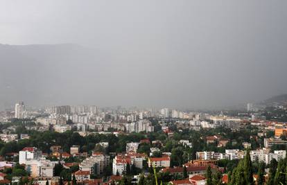 Snažan vjetar u Mostaru odnio dio krova s crkve. Padale su i grane, oštećene su zgrade...