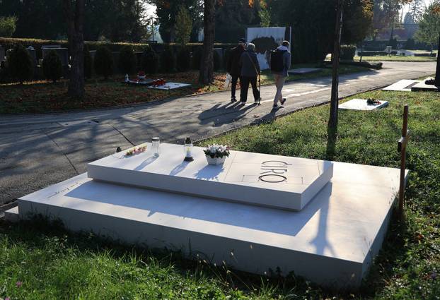 Zagreb: Na grob Miroslava Ćire Blaževića postavljen kamen s porukom "Sine, budi spreman"