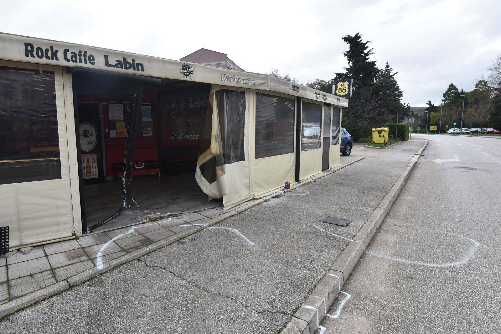 Labin: Pod utjecajem alkohola uletjela u kafić automobilom - jedna osoba poginula