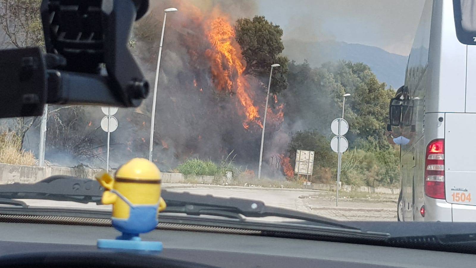 Split: Opet gorjelo na Žnjanu, vatra zahvatila šikaru i barake