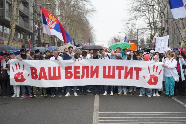 Beograd: Ljudi dolaze preko Slavije prema Skupštini Srbije gdje će se održati veliki studentski prosvjed "15 za 15"
