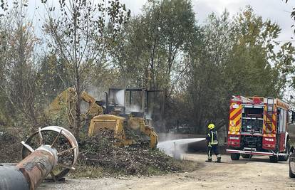 Gorio krupni otpad u Novom Zagrebu, vatra zahvatila i bager