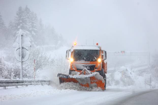Zbog snijega otežan promet u Gorskom kotaru