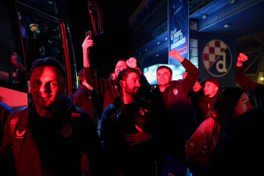 Zagreb: Navijači Dinama dočekali igrače ispred stadiona u Makisimiru nakon pobjede u derbiju protiv Hajduka