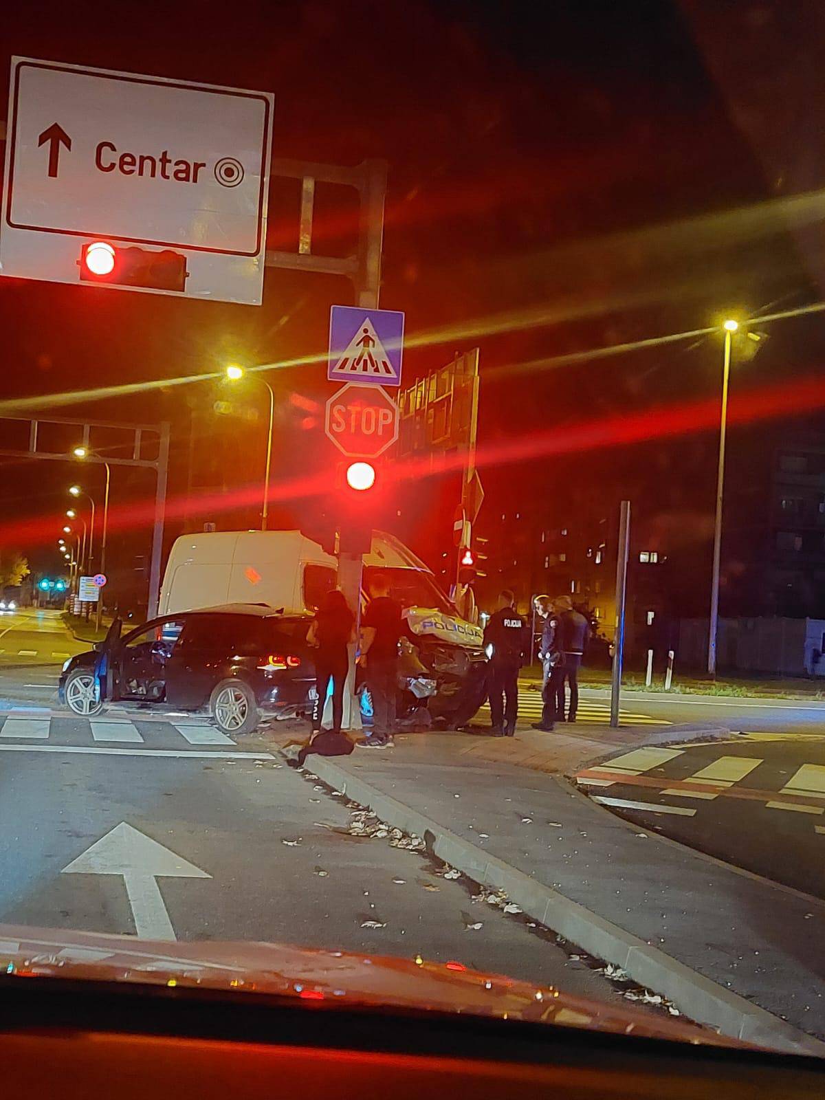 FOTO U Karlovcu se sudarili automobil i policijsko vozilo