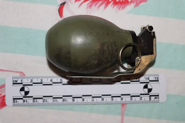 FOTO Spremio se za rat: Bombe, zolje, puške... Ovo su policajci našli mladiću koji im  je bježao!