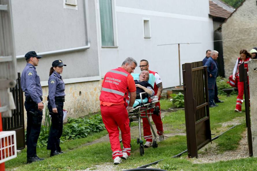 Požar iz kuhinje proširio se na sobu, starija žena u bolnici