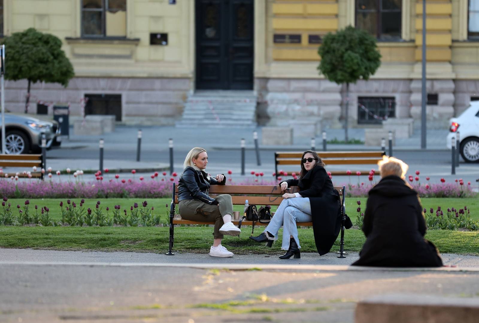 Zagreb: Mladi se okupljaju oko Hrvatskog narodnog kazališta