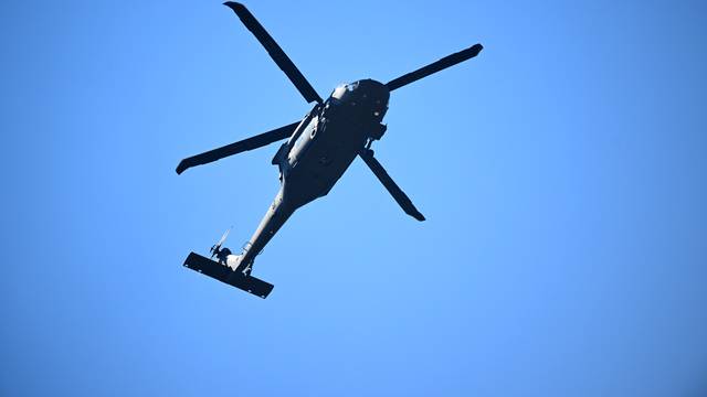 Prelet Black Hawk helikoptera iznad Knina tijekom središnje svečanosti obilježavanja Dana pobjede i domovinske zahvalnosti