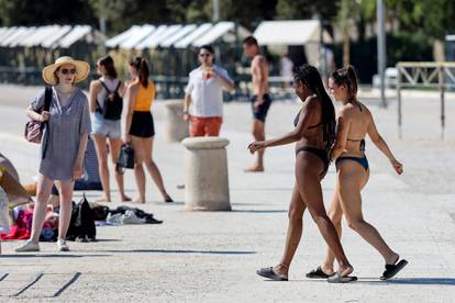 Zadru smeta golišavost u centru grada. A turisti ne slušaju...