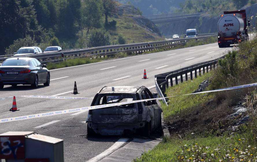 Vrbovsko: Na autocesti planuo automobil, izgorjela osoba