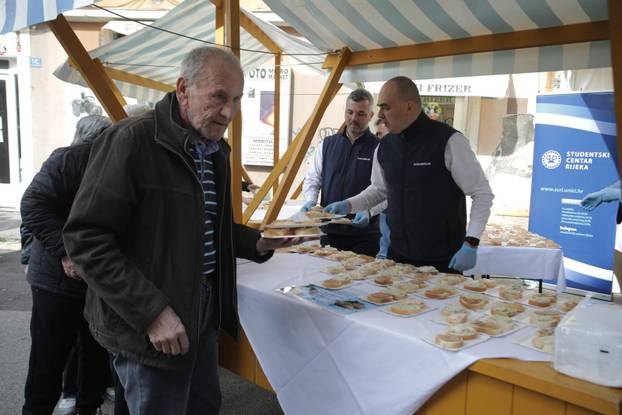Rijeka: Podjela sendviča sa bakalarom, tunom i lososom na Veliki petak