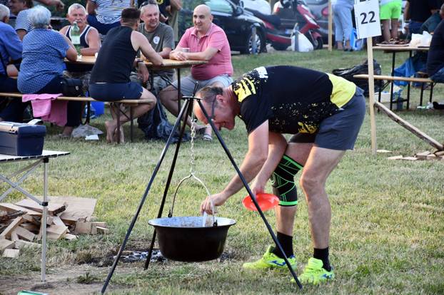 FOTO Otvoreno prvenstvo u kuhanju Fiša: Kotlovi i miris ribe preplavili Slavonski Brod