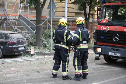 Zagreb: Skela i dio zgrade urušili se na automobile u Klaićevoj ulici