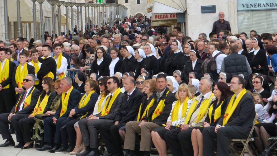 Kerum kao Papa pratio misu s prozora, stigao je i Plenković